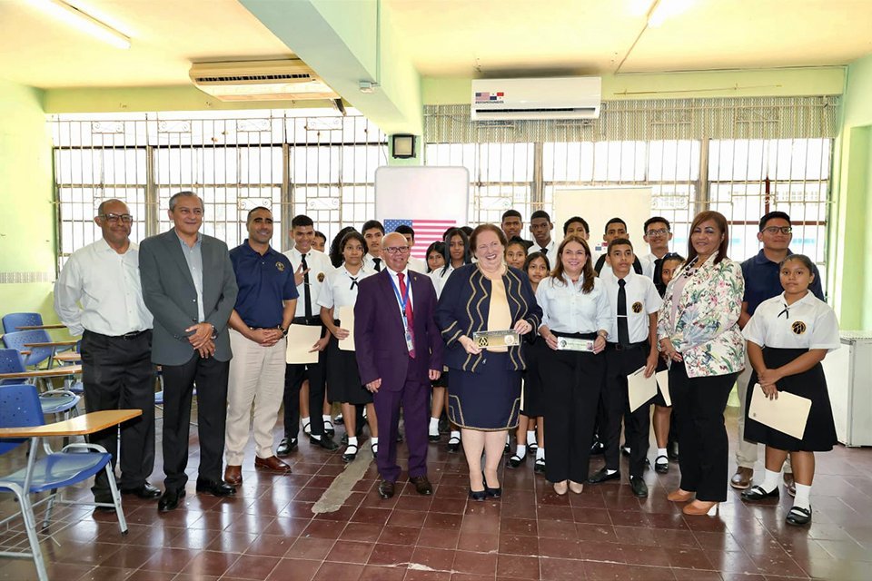 Escuela Artes Y Oficios Recibe Donación De La Embajada De Estados Unidos.