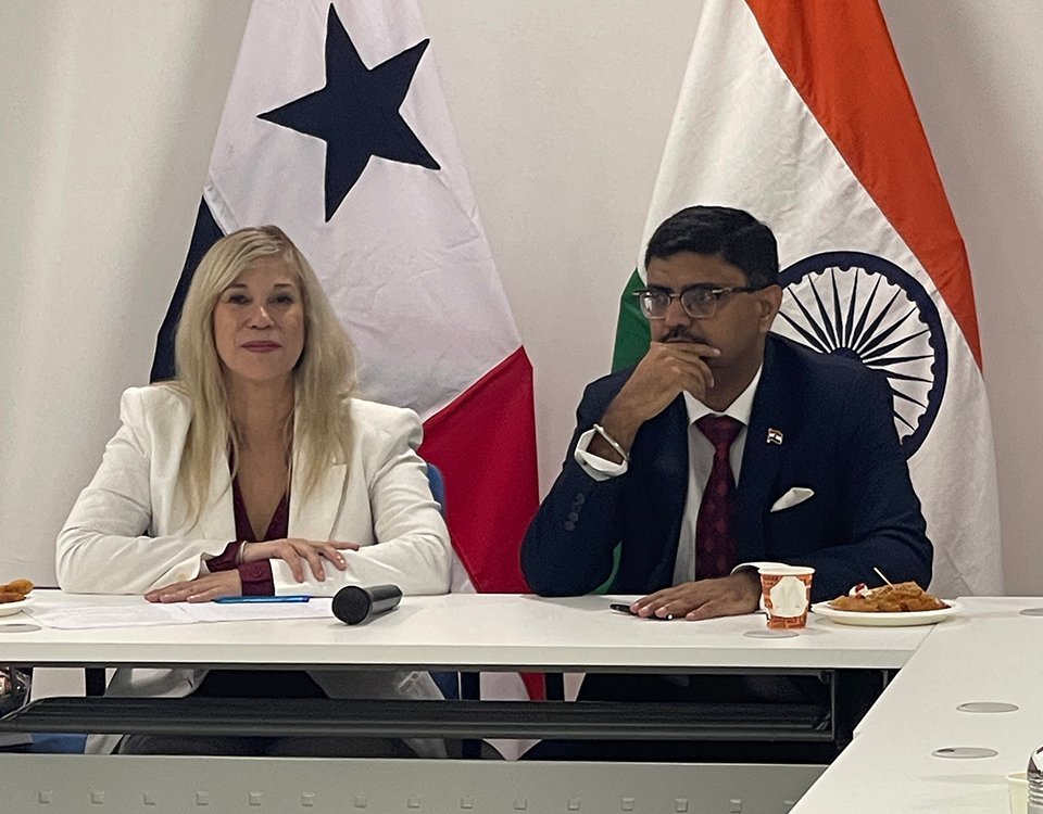H.S. Liz Pinzón, presidenta del Colegio Nacional de Diplomáticos de Carrera (Conadip) de Panamá y S.E. Sumit Seth, embajador de la India.