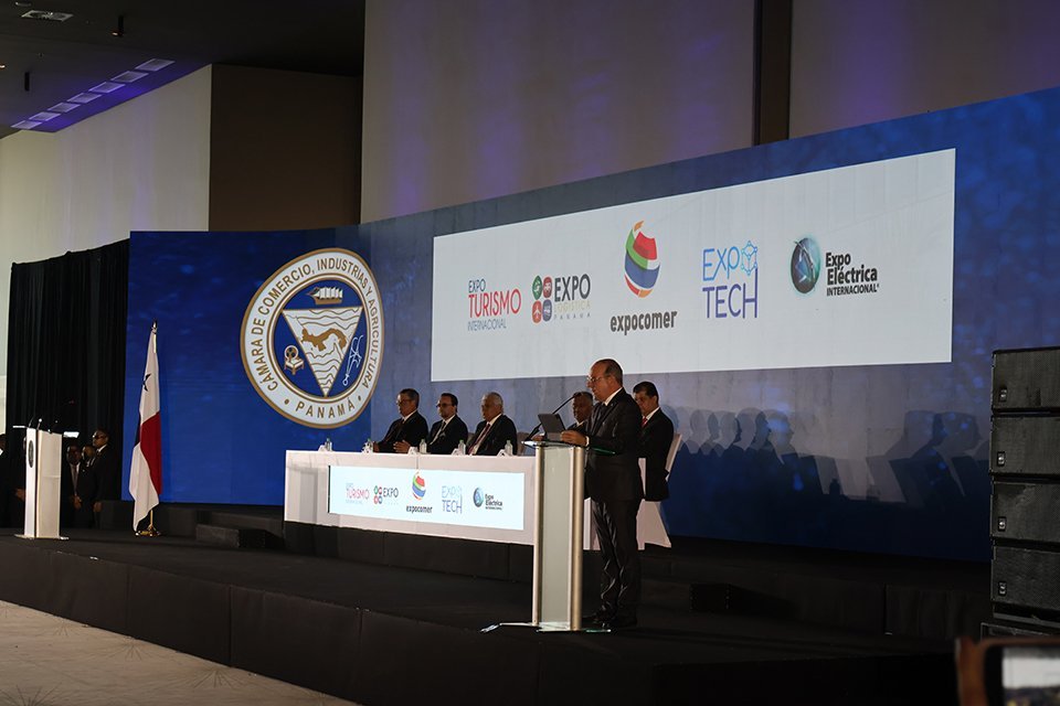 Manuel José Paredes, Presidente de la Comisión Organizadora de Exposiciones, Eventos y Formación Profesional de la CCIAP; S.E. Julio Moltó, Ministro de Comercio e Industrias; S.E. José Raúl Mulino, Presidente de la República; H.S. Eduardo Ortega-Barría, Secretario nacional de Ciencia, Tecnología e Innovación; H.S. Alberto Larios, Presidente del Comité Organizador de Expo Eléctrica Internacional-Panamá; y, en el podium, H.S. Juan Arias, Presidente de la Cámara de Comercio, Industrias y Agricultura de Panamá (CCIAP).