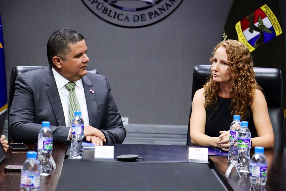 Ministro De Seguridad Y Embajadora De Canadá Participan De Reunión