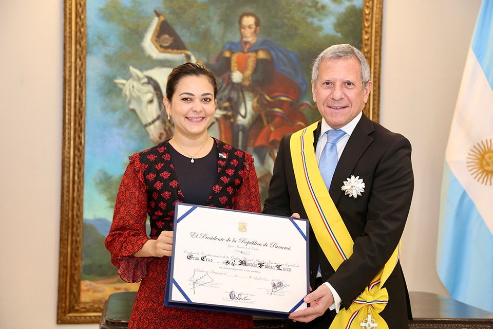 S.E. Marcelo Lucco, embajador de Argentina recibiendo junto a S.E. Janaina Tewaney, canciller de la República, la condecoración con la Orden Manuel Amador Guerrero en el Grado de Gran Cruz.