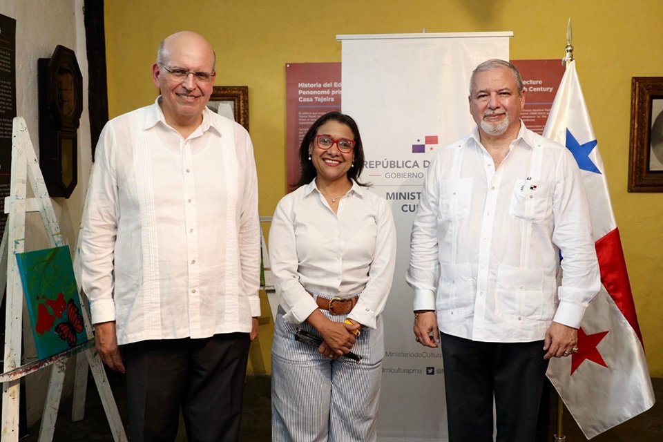 S.E. Mario López Chavarri, embajador del Perú; S.E. Giselle González Villarrué, ministra de cultura y S.E. Julio Palacios, gobernador de la provincia de Coclé.