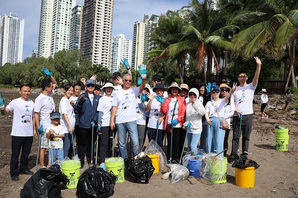 Embajada De China Participa De Jornada De Limpieza De Playa