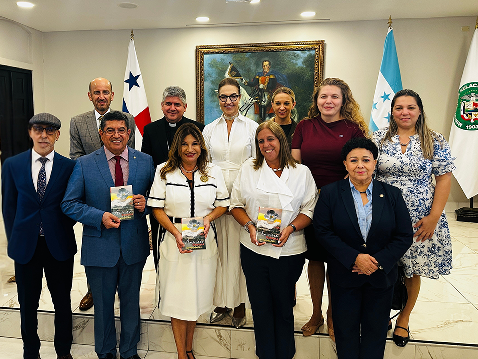 Presentación del libro Amanece Panamá