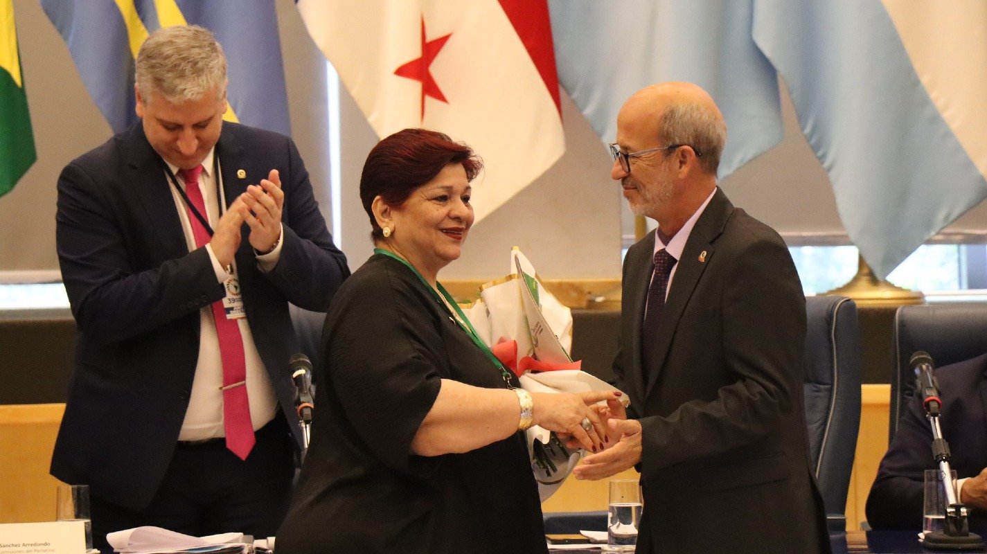 La diputada Dinorah Barquero junto al presidente del PARLATINO, el diputado Rolando González Patricio.