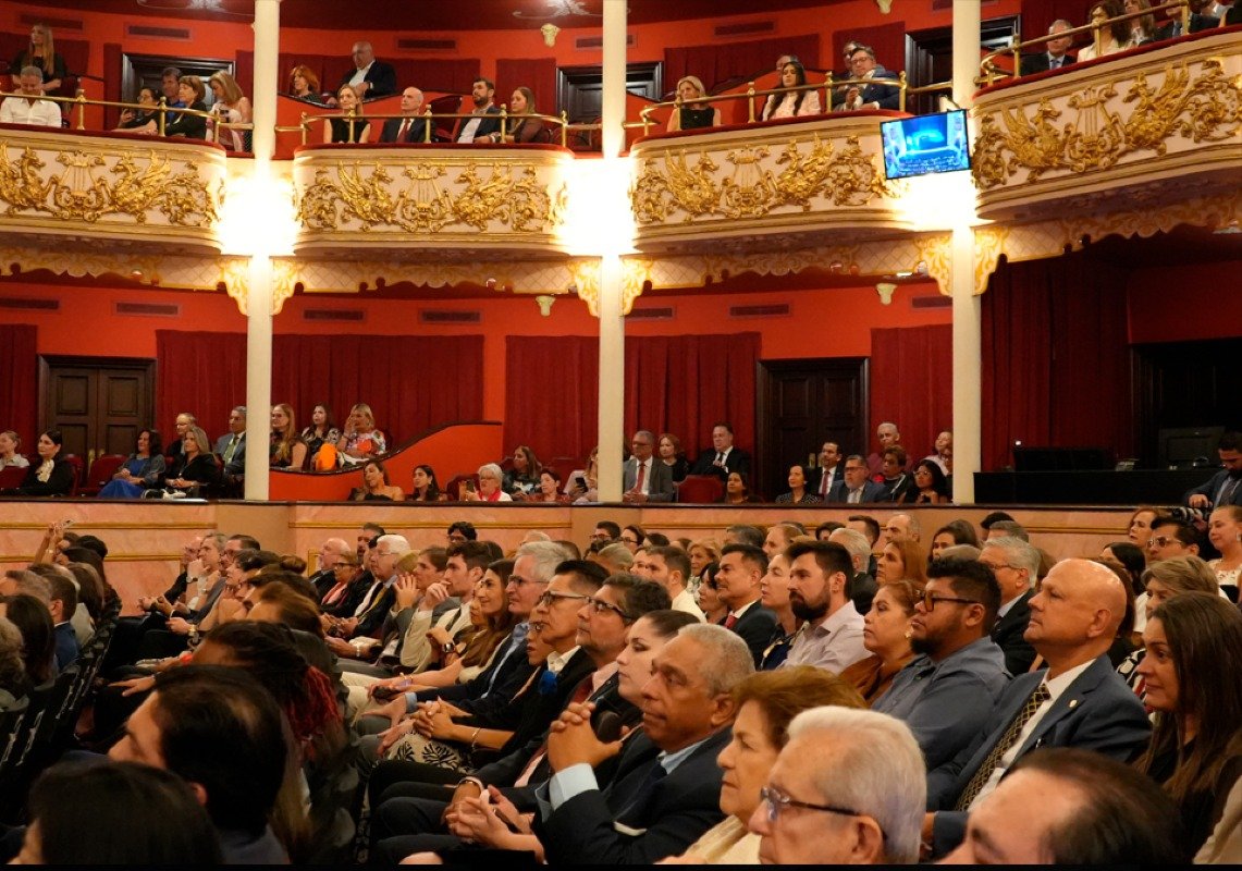 El Teatro Nacional de Panamá fue el escenario propicio para que el público se deleitara con el concierto.