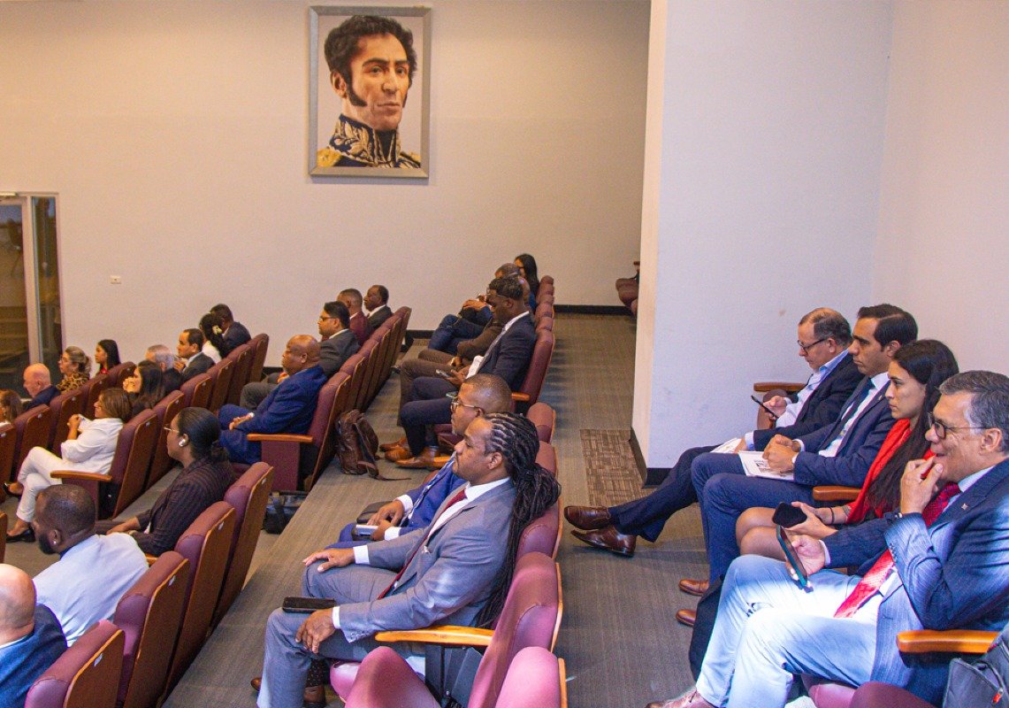 Participantes de las sesiones en el Organismo.