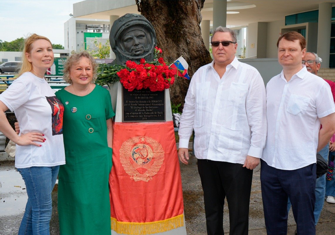 Natasha Tager, jefe del Regimiento Inmortal de Panamá; Anna Goncharova, activista de la comunidad rusa en Panamá;  S.E. Gavrilov Konstantin Yurievich, embajador de Rusia en Panamá; y S.S. Yury Bavykin, ministro consejero de la embajada de Rusia en Panamá.