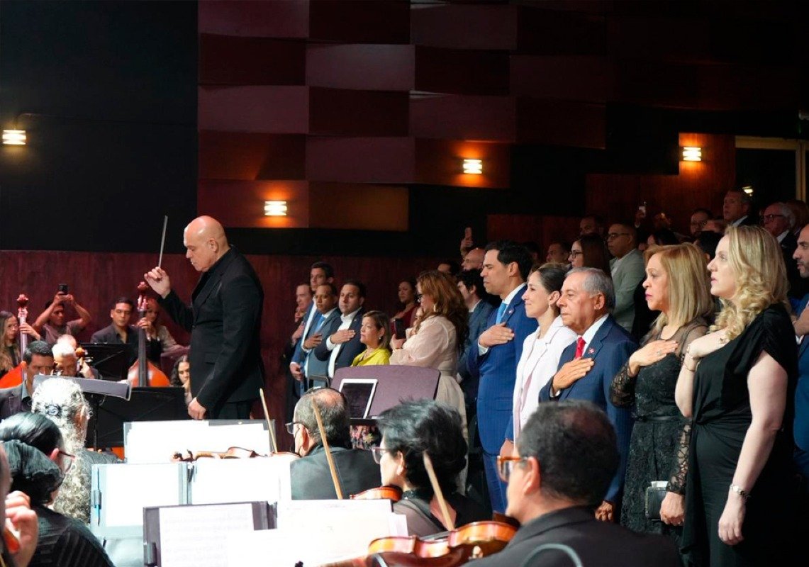 Momentos en que se tocaron los acordes de los himnos de la República Dominicana y la República de Panamá por la Orquesta Sinfónica Nacional de 
Panamá.