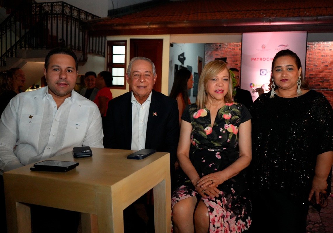 Jorge Luis Arias García, vice presidente de Negocios de Popular Bank, L.T.D., S.E. Roberto Salcedo Gavilán, embajador de la República Dominicana en Panamá, H.S. Angélica Sanz de Salcedo, esposa del Embajador de la República Dominicana en Panamá y Roselvis Baez Vargas, ministra conseja de la Embajada de la República Dominicana en Panamá.