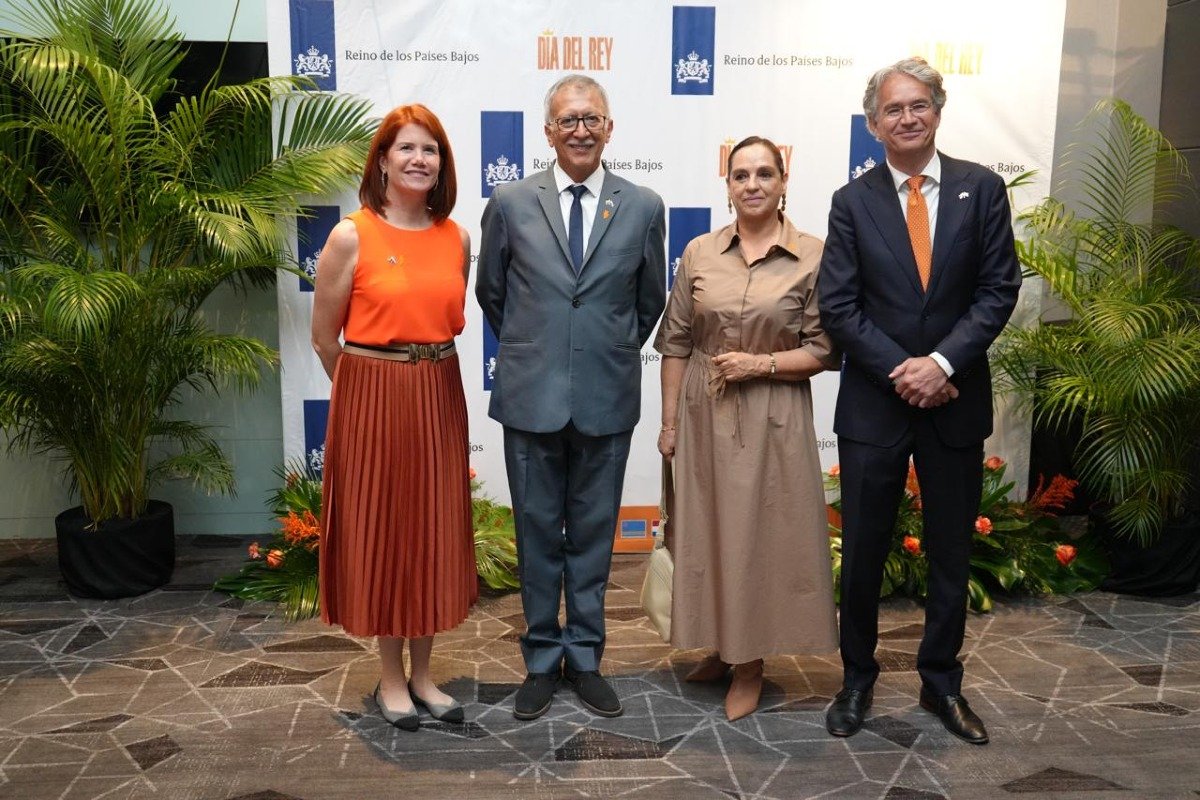 S.S. Peggy Vissers, Vicelíder de Misión de la embajada del Reino de los Países Bajos en Panamá, S.E. Fabio Mariño, embajador de la República de Colombia en Panamá, H.S. Nubia Ronderos, esposa del embajador de la República de Colombia en Panamá y S.E. Sander Cohen, embajador del Reino de los Países Bajos en Panamá.