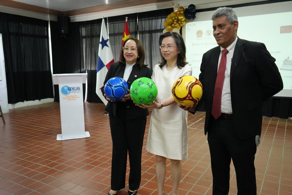 Dra. Nicolasa Terreros Barrios, rectora de la Universidad Especializada de las Américas, S.E. Xu Xueyuan, embajadora de la República Popular China en Panamá y Mgtr. Eric García, Vicerrector de Vida Estudiantil de la Universidad Especializada de las Américas.