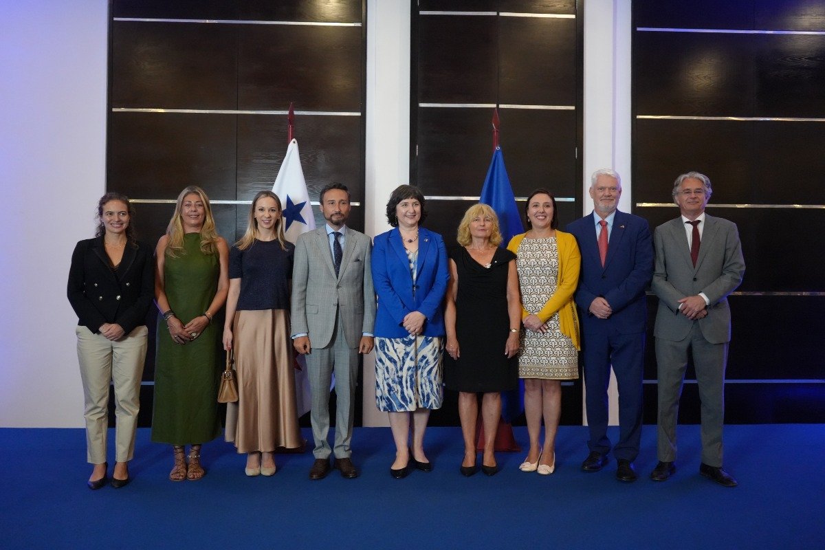 Amelie Chenin, encargada de negocios a.i. de la embajada de Francia en Panamá, Silvia Rosário, encargada de negocios a.i. de la embajada Portugal en Panamá, Nikoletta Kovacs, encargada de negocios a.i. de la embajada de Hungría en Panamá, S.E. Guzmán Palacios, embajador del Reino de España en Panamá, S.E. Izabela Matusz, embajadora de la Unión Europea en Panamá, S.E. Jolanta Janek, embajadora de la República de Polonia en Panamá, S.E. Giuditta Giorgio, embajadora de Italia en Panamá, S.E. Joachim Christoph Schmillen, embajador de Alemania en Panamá y S.E. Sander Cohen, embajador del Reino de los Países Bajos en Panamá.