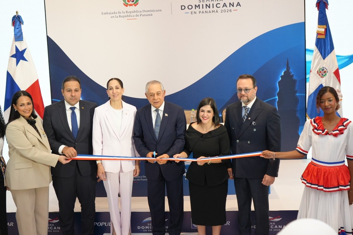 S.E. Celinés Toribio, viceministra para las Comunidades Dominicanas en el Exterior, Jorge Luis Arias García, vice presidente de Negocios de Popular Bank, L.T.D., S.E. María Eugenia Herrera, ministra de Cultura, S.E. Roberto Salcedo Gavilán, embajador de la República Dominicana en Panamá, Biviana Riveiro, directora ejecutiva de Pro Dominicana, y S.E. Julio Moltó, ministro de Comercio e Industrias.