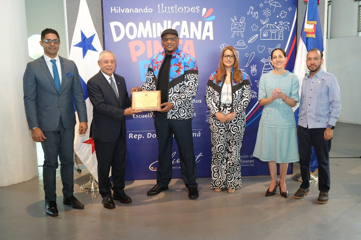 H.S. Nicanor Honrado, director del INDEX Panamá, S.E. Roberto Salcedo, embajador de la República Dominicana en Panamá, Eliosnet Vidal, presidente de la Fundación y director de la Escuela de Arte Eliosnet, Anabelle Lucas, vicepresidenta de la Fundación y directora académica de la Escuela de Arte Eliosnet, S.E. Maruja Herrera, ministra de Cultura de Panamá y S.S. Guillermo Gómez Canaán, cónsul general de la República Dominicana en Panamá.