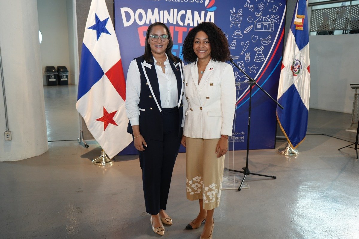Mariel Martínez, INDEX Panamá y Rossy Urbáez, primera secretaria de la embajada de la República Dominicana en Panamá. 