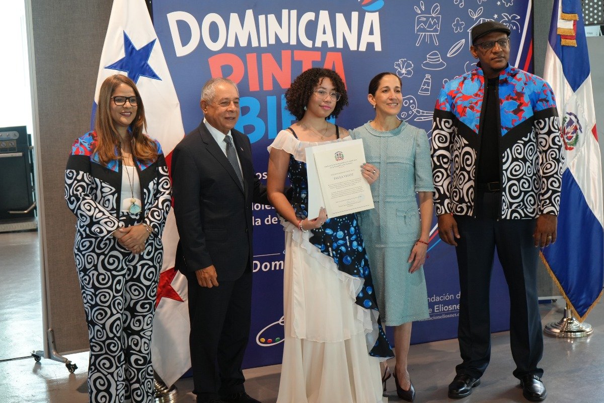 Anabelle Lucas, vicepresidenta de la Fundación y directora académica de la Escuela de Arte Eliosnet, S.E. Roberto Salcedo, embajador de la República Dominicana en Panamá, Paula Veloz, artista de la exhibición "Hilvanando Ilusiones 2026", S.E. Maruja Herrera, ministra de Cultura de Panamá y Eliosnet Vidal, presidente de la Fundación y director de la Escuela de Arte Eliosnet durante reconocimiento a los participantes de la exhibición.