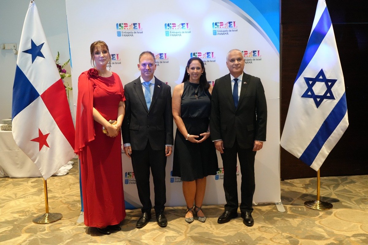 S.E. Anya Yonatan Leus, vice embajadora de Israel en Panamá, H.S. Refael Yonatan Leus, esposo de la vice embajadora de Israel en Panamá, H.S. Shira Cohen, esposa del embajador de Israel en Panamá y S.E. Mattanya Cohen, embajador de Israel en Panamá.