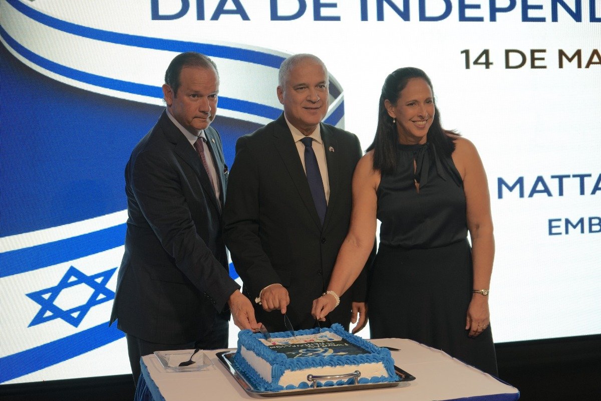 S.E. Javier Martínez-Acha Vásquez, ministro de Relaciones Exteriores, S.E. Mattanya Cohen, embajador de Israel en Panamá y H.S. Shira Cohen, esposa del embajador de Israel en Panamá.
