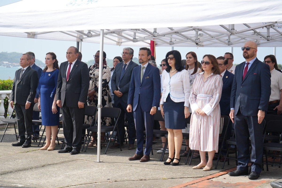  S.E. Francisco Torres, director general de Protocolo de la Cancillería, H.S. Belinda Arguello de Jara, esposa del embajador de la República del Paraguay en Panamá,  S.E. Enrique Jara Ocampos, embajador de la República del Paraguay en Panamá, S.E. Guzmán Palacios, embajador del Reino de España en Panamá, S.E. Bernardina Vargas, embajadora de la República de Costa Rica en Panamá, S.E Armağan İnci Ersoy, embajadora de la República de Türkiye en Panamá, S.E. Alejandro Sfeir Tonšić, embajador de la República de Chile en Panamá e invitados especiales.