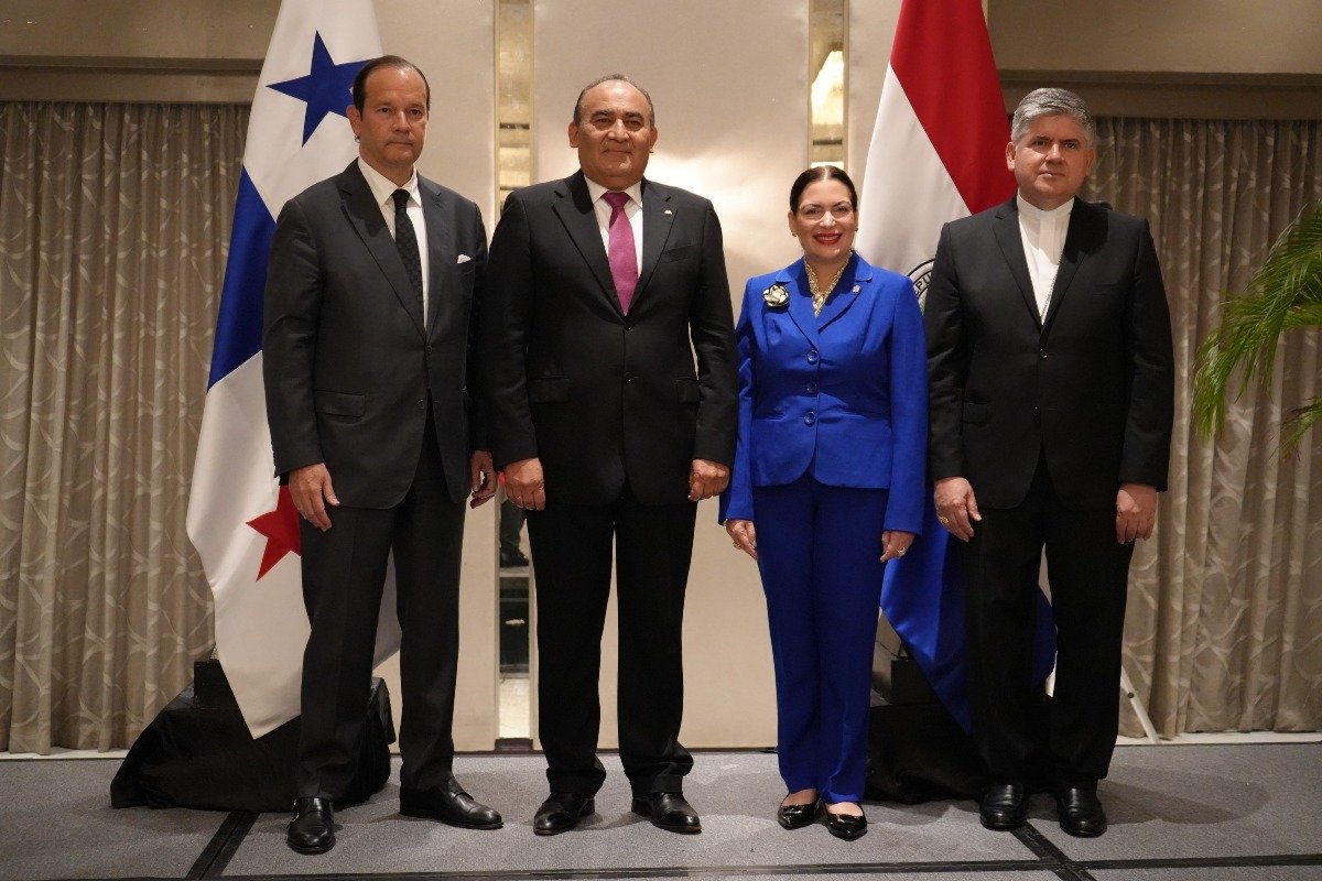 S.E. Javier Martínez-Acha, ministro de Relaciones Exteriores, S.E. Enrique Jara Ocampos, embajador de la República del Paraguay en Panamá, S.E. María Cristina Chen Stanziola, magistrada presidenta de la Corte Suprema de Justicia de Panamá y S.E.R. Dagoberto Campos Salas, nuncio apostólico de la Santa Sede en Panamá.