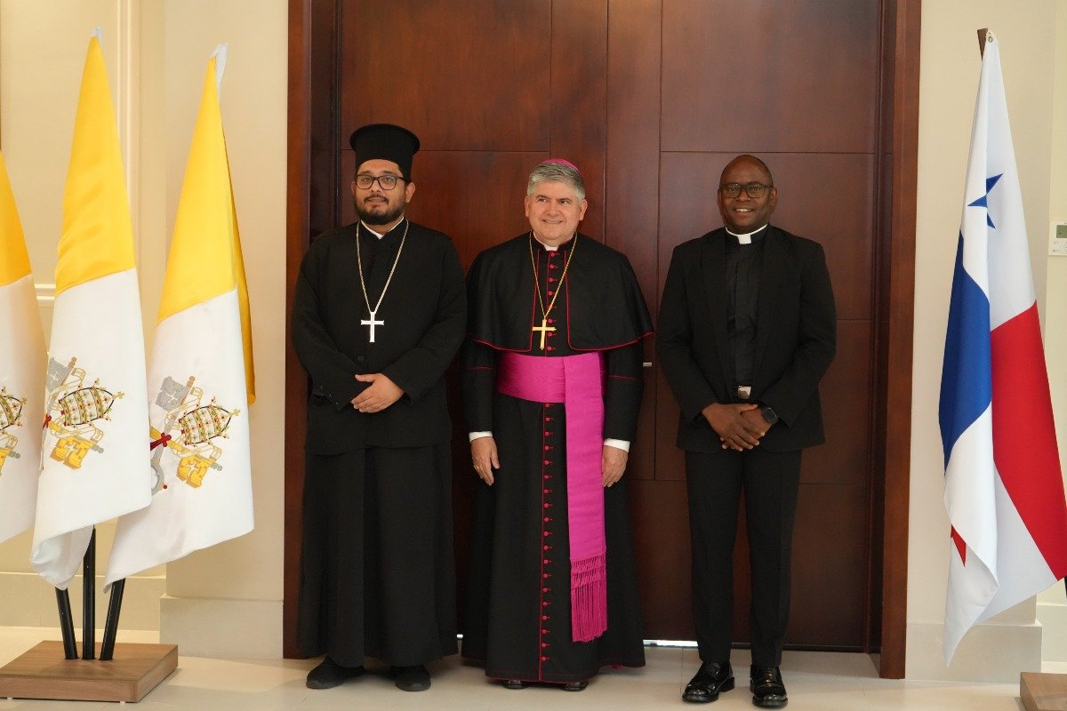 Padre Alejandro El Brihi, líder de la Comunidad Helénica de Panamá, S.E.R. Dagoberto Campos Salas, nuncio apostólico de la Santa Sede en Panamá y Rvdo. Padre Basil Ikechukwu, primer secretario de la Nunciatura Apostólica. Pie de fotos complementarias