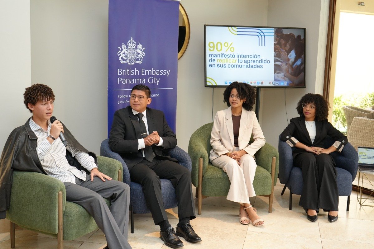 Panel "Juventud, liderazgo y transformación territorial", con la participación de Abraham Castro, de la provincia de Coclé, Keneth Rodríguez, de la provincia de Veraguas, Rosemarie Laurie y Anyuri Jiménez, de la provincia de Colón. Pie de fotos complementarias