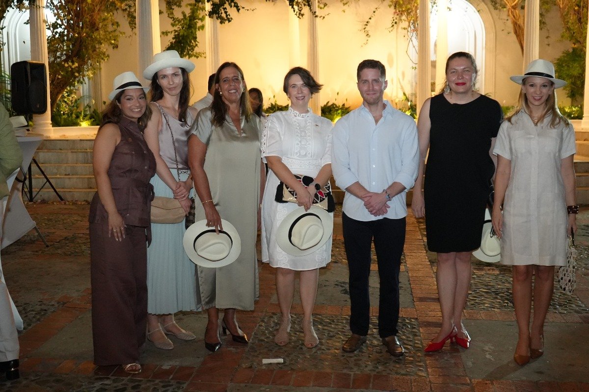 Giovanna Alfanno, jefa de cooperación internacional de la Alcaldía de Panamá, S.S. Petra Letavayova, encargada de negocios de la embajada de la Unión Europea en Panamá, S.E. Patricia Graça, representante de la Organización de las Naciones Unidas en Panamá, S.E. Patricia Atkinson, embajadora de Canadá en Panamá, S.E. Mayer Mizrachi, Alcalde de la ciudad de Panamá, S.E. Heroína Telaku, embajadora de la República de Kosovo en Panamá y S.S. Nikoletta Kovács, encargada de negocios a.i. de la embajada de Hungría en Panamá. 