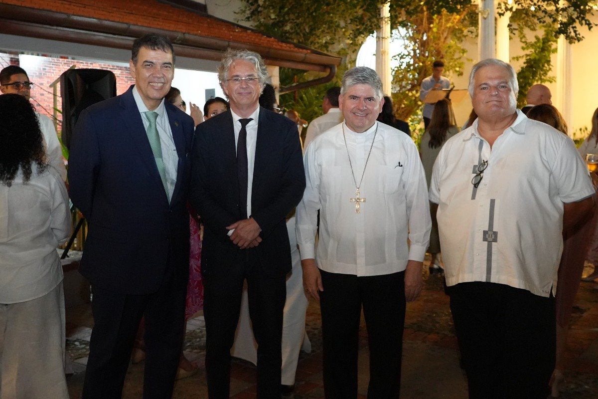 S.E. Joao Mendes, embajador de Brasil en Panamá, S.E. Sander Cohen, embajador del Reino de los Países Bajos en Panamá, S.E.R. Dagoberto Campos Salas, nuncio apostólico de la Santa Sede en Panamá y S.E. Paulo Chaves, embajador de Portugal en Panamá. 
