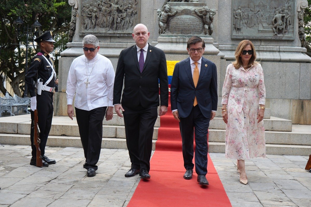 S.E.R. Dagoberto Campos Salas, nuncio apostólico de la Santa Sede en Panamá, S.E. Carlos Guevara Mann, viceministro de Asuntos Multilaterales y Cooperación de Panamá, S.E. Pascual del Cioppo, embajador de la República del Ecuador en Panamá y H.S. Priscilla María Ramos del Cioppo, esposa del embajador del Ecuador en Panamá.
