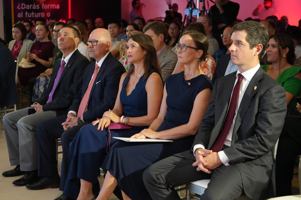 Patricio Junior, CEO de TiL - Terminal Investment Limited (grupo MSC), Francisco Cornejo Mignone, Country Managing Partner de EY Panamá, S.S. Géraldine Petterson, cónsul honoraria de Suiza en Panamá, S.E. Riccarda Torriani, embajadora de Suiza en Panamá y S.E. Carlos Hoyos, vicecanciller de la República de Panamá.