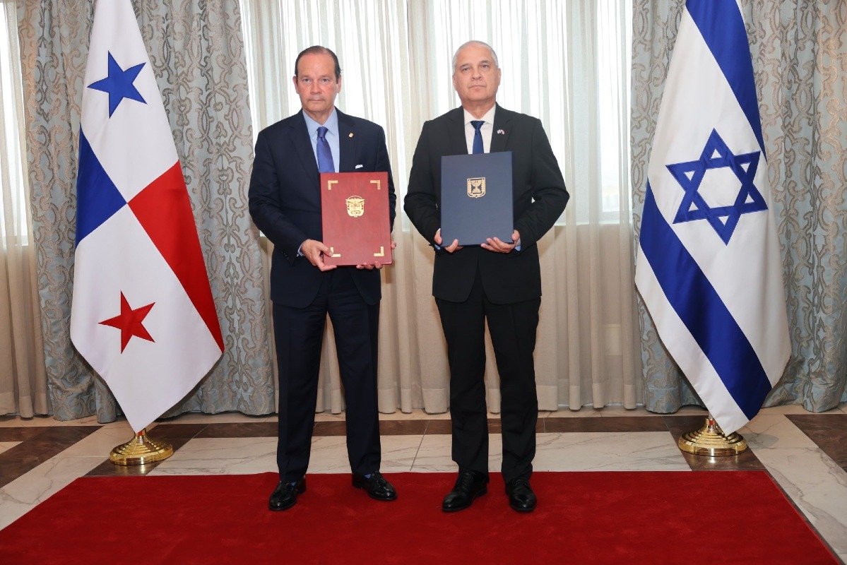 S.E. Javier Martínez-Acha Vásquez, ministro de Relaciones Exteriores de Panamá y S.E. Mattanya Cohen, embajador de Israel en Panamá.