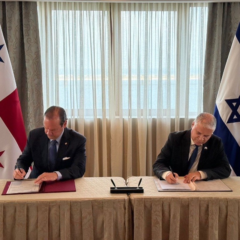 S.E. Javier Martínez-Acha Vásquez, ministro de Relaciones Exteriores de Panamá y S.E. Mattanya Cohen, embajador de Israel en Panamá, durante la firma del memorando.