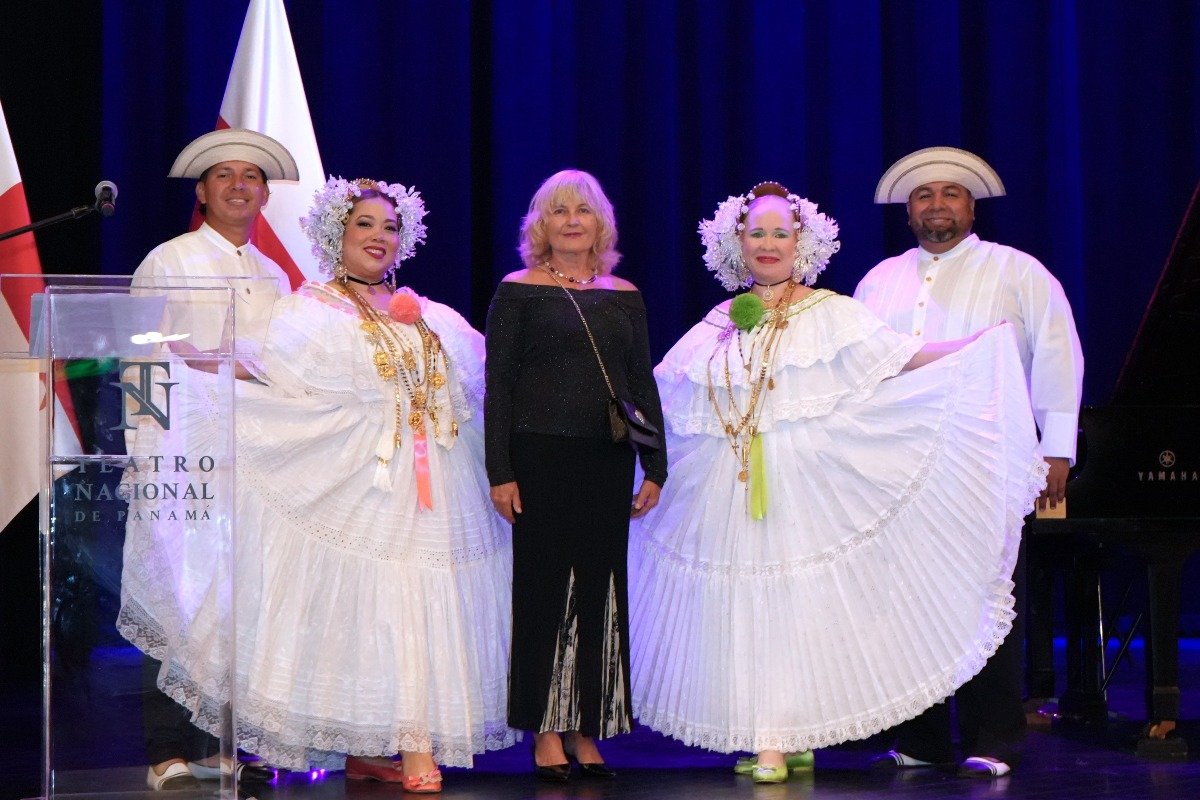 S.E. Jolanta Janek, embajadora de la República de Polonia en Panamá junto a Danzas y Proyecciones Folklóricas de Panamá.