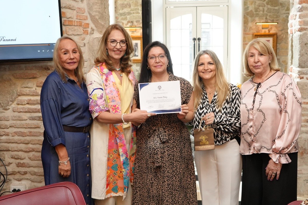 H.S. Perla Lossio D´Andrea, tesorera de la Asociación Diplomática de Panamá, S.E. Bouchra Boudchiche, presidenta de la Asociación Diplomática de Panamá, H.S. Sonia Díaz, miembro de la Asociación Diplomática de Panamá, H.S. Alejandra Sanguine, secretaria de Relaciones Públicas y H.S. Norma Calero, subsecretaria general de la Asociación Diplomática de Panamá.