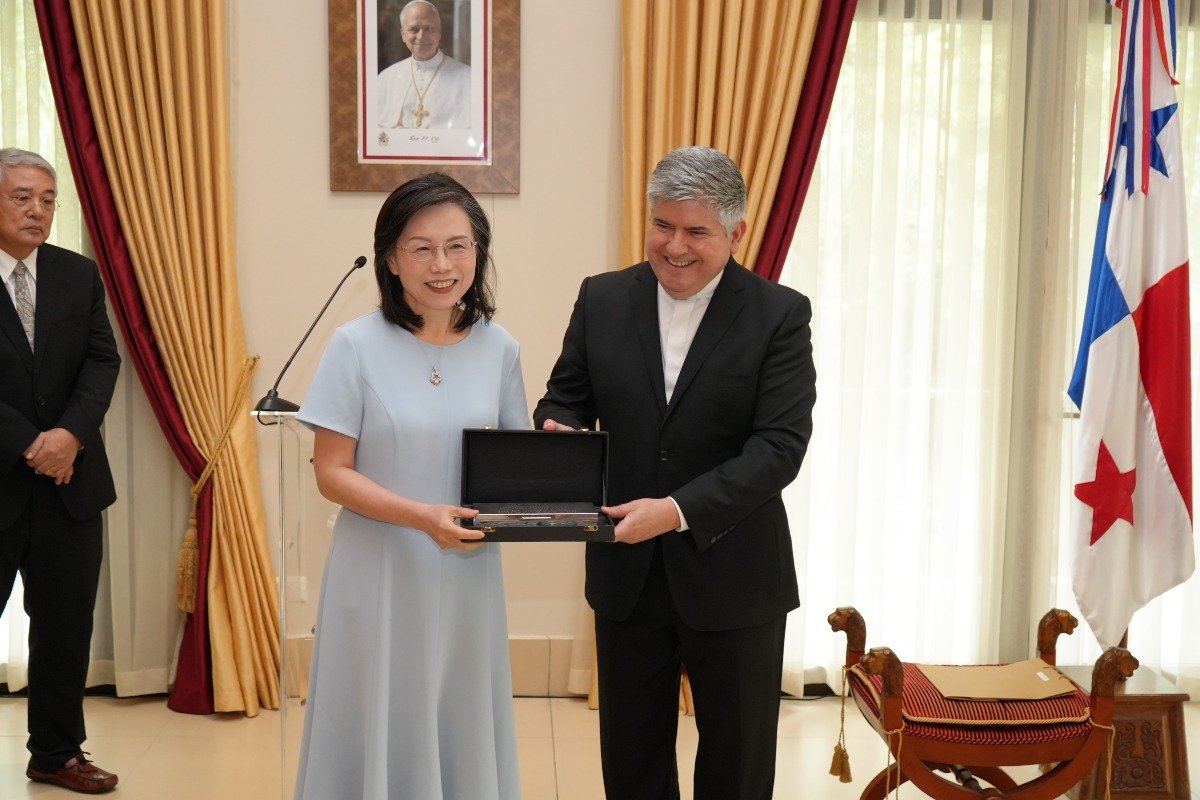 S.E. Xu Xueyuan, embajadora de la República Popular China en Panamá y S.E.R. Dagoberto Campos Salas, nuncio apostólico de la Santa Sede en Panamá.