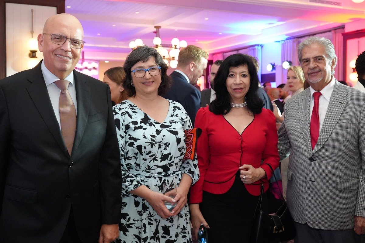 S.E. Mario López, embajador del Perú en Panamá, S.E. Izabela Matusz, embajadora de la Unión Europea en Panamá, S.E. Bernardina Vargas, embajadora de la República de Costa Rica en Panamá y H.S. Ernesto Arroyave, esposo de la embajadora de la República de Costa Rica en Panamá.