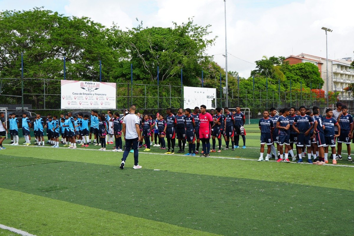 Jóvenes y niños de la Sociedad Deportiva Atlético Nacional .