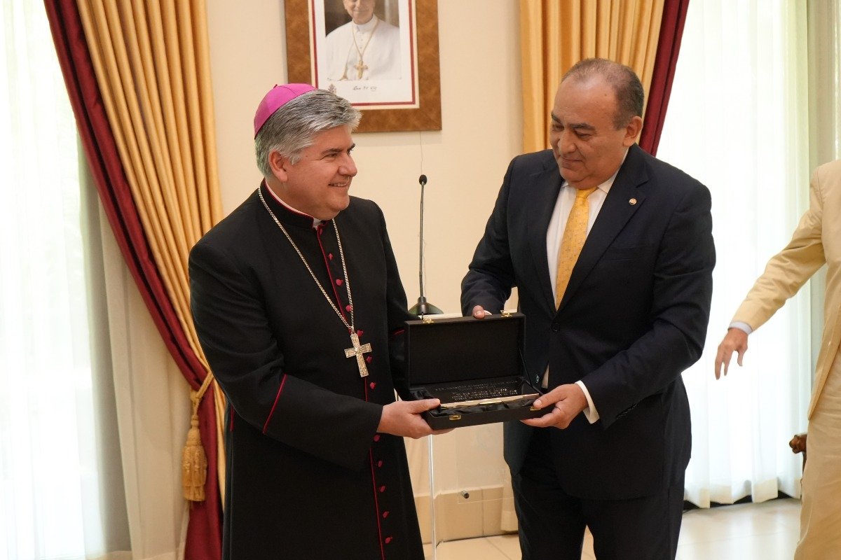  S.E.R. Dagoberto Campos Salas, nuncio apostólico de la Santa Sede en Panamá y S.E. Enrique Jara Ocampos, embajador de la República del Paraguay en Panamá, durante la entrega del reconocimiento.