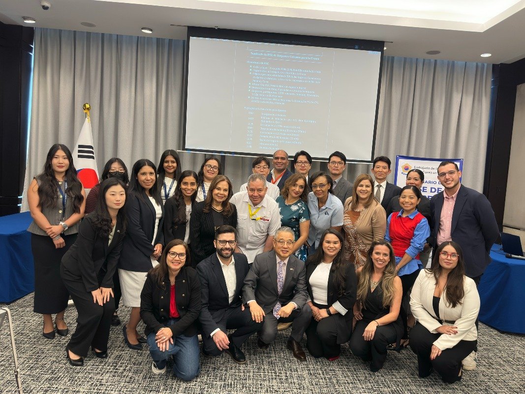 S.E. Han Byoung-jin, embajador de Corea en Panamá junto a participantes del seminario de responsabilidad social empresarial y representantes de medios de comunicación.