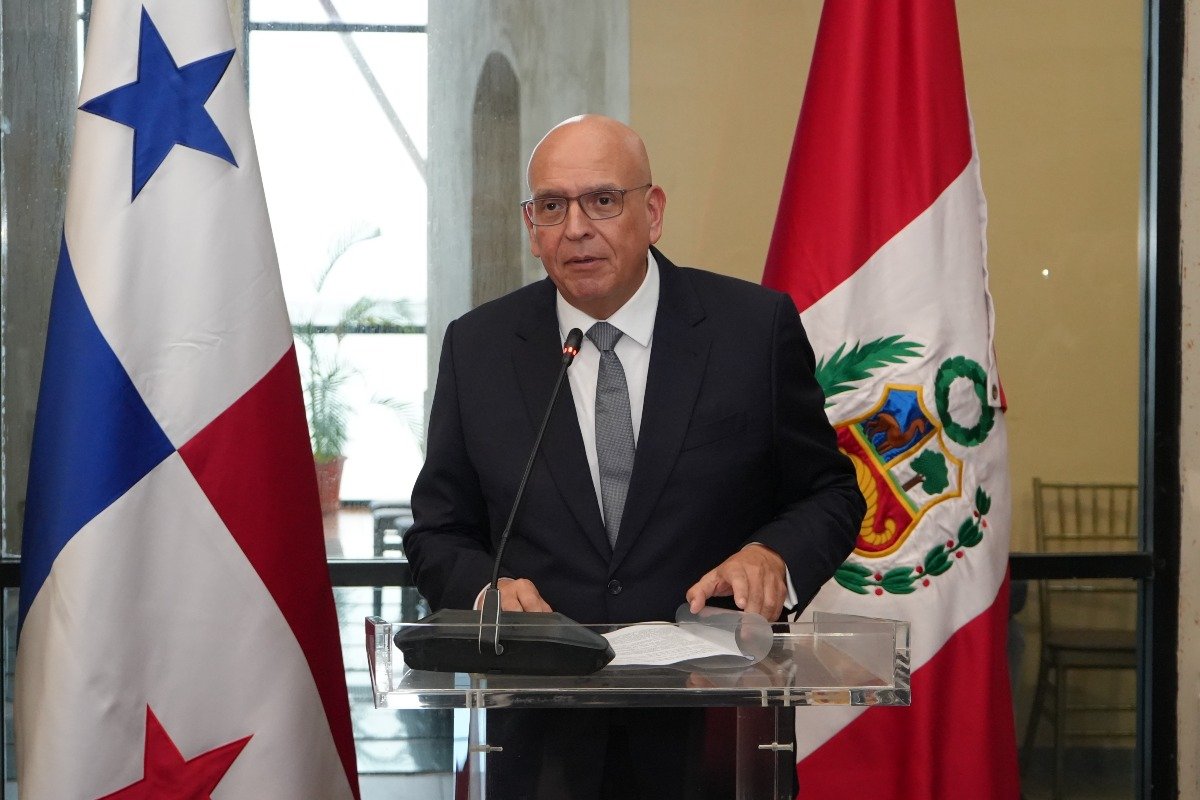 S.E. Mario López, embajador del Perú en Panamá.