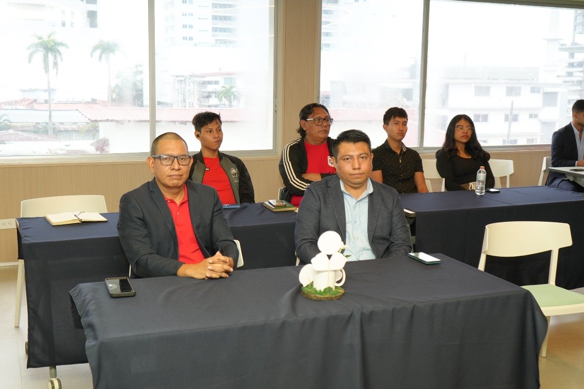  Elvis Ramírez y Kelvin Alvarado, exbecarios de Mashav y expositores del evento.