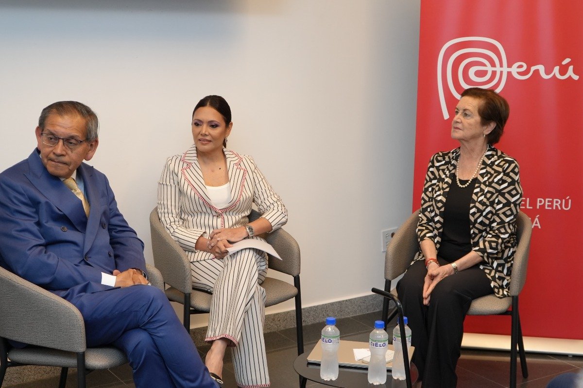Dr. José Francisco Gálvez, Licda. Tatiana Pretelt y Dra. Cecilia Bákula.