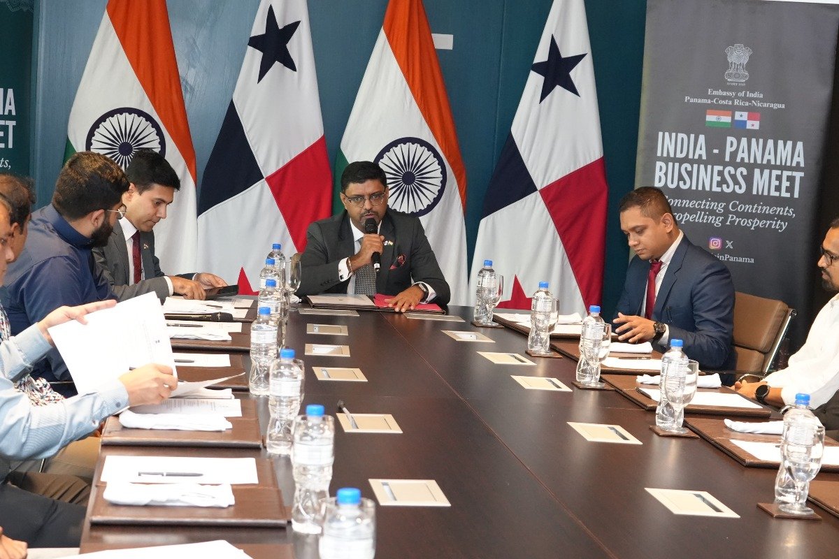 S.E. Dr. Sumit Seth, embajador de la India en Panamá junto a invitados especiales del sector empresarial.