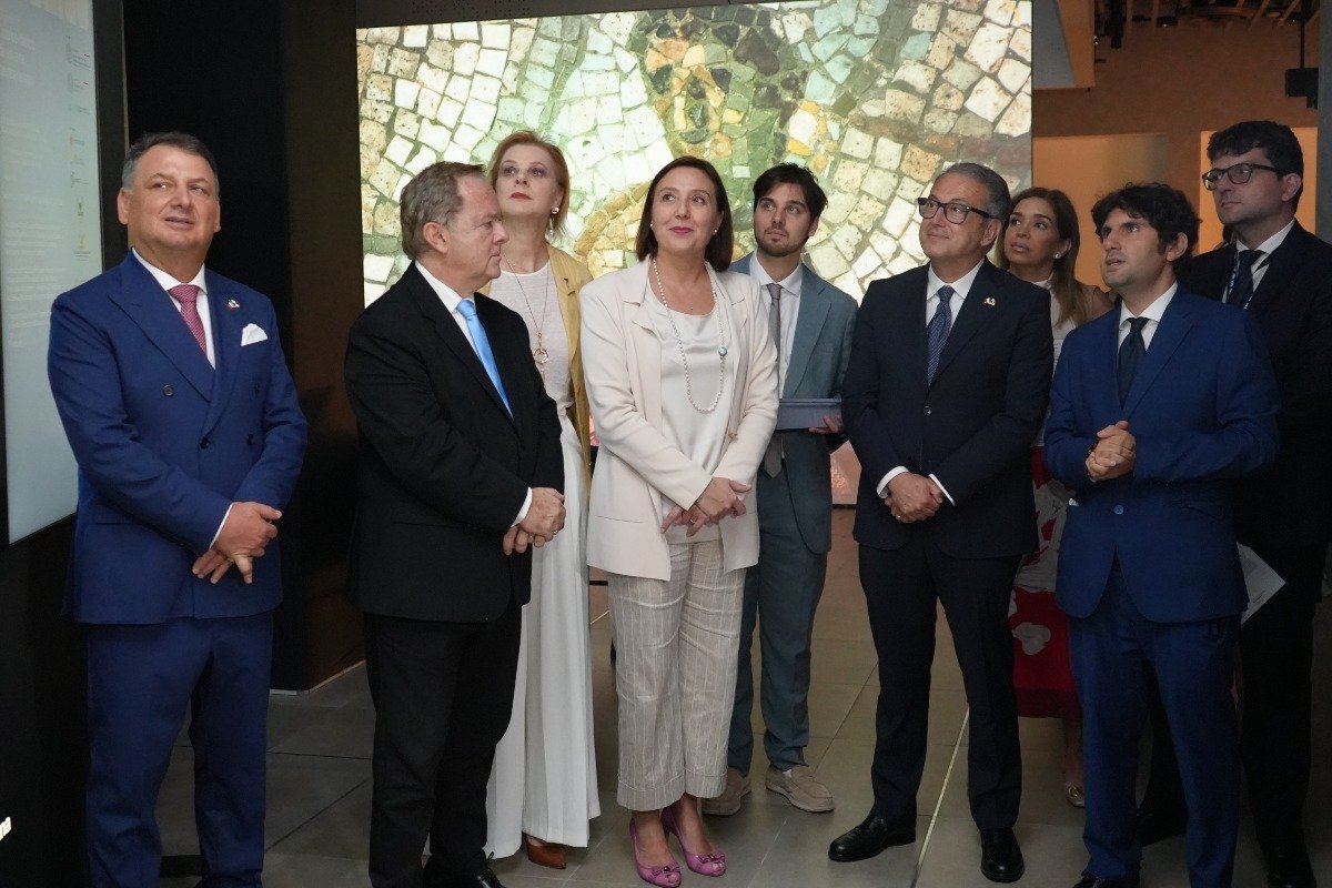 S.E. Giuditta Giorgio, embajadora de Italia en Panamá, junto a invitados especiales apreciando la exposición. 