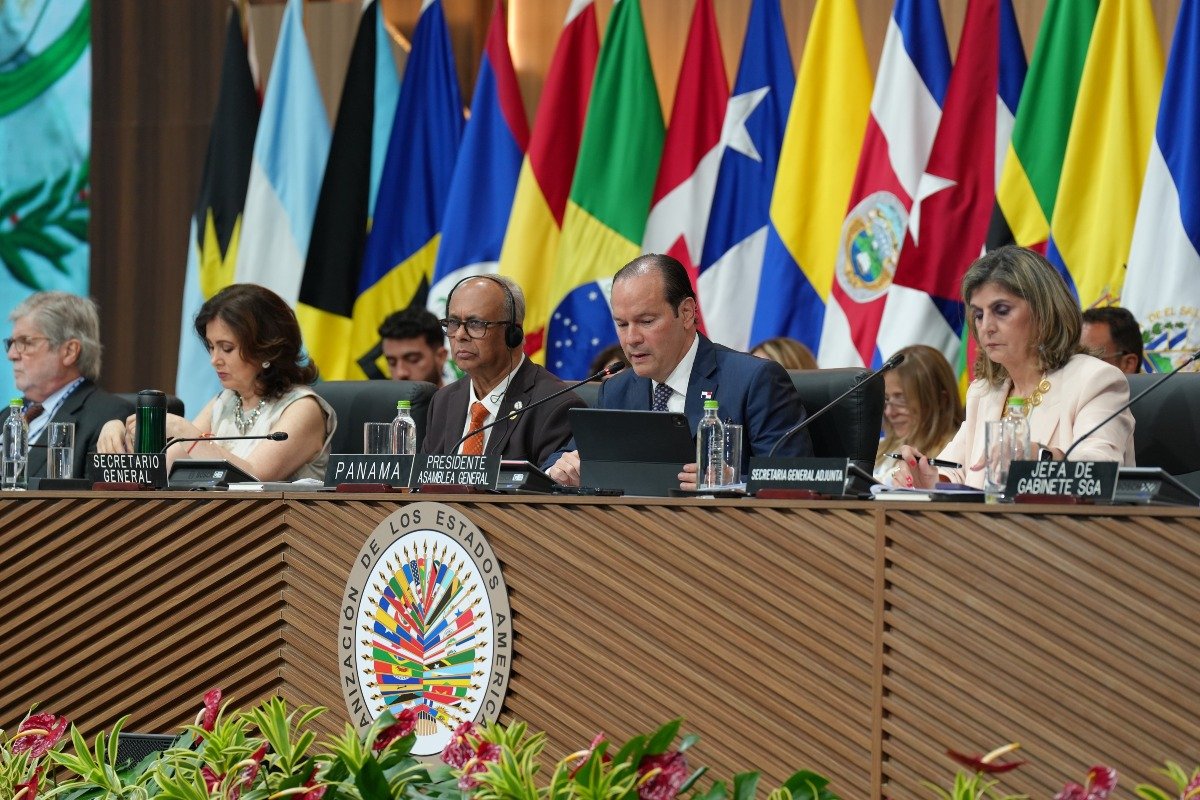 Miembros de la Organización de los Estados Americanos (OEA), S.E. Albert Ramdin, secretario general de la OEA, S.E. Javier Martínez-Acha Vásquez, ministro de Relaciones Exteriores y S.E. Laura Gil, secretaria general adjunta de la OEA.