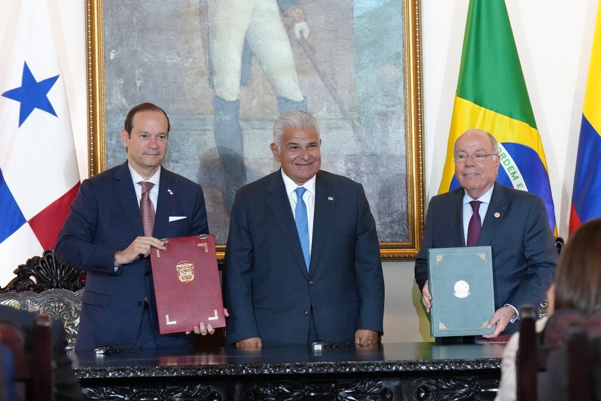 S.E. Javier Martínez-Acha Vásquez, ministro de Relaciones Exteriores de Panamá, S.E. José Raúl Mulino, presidente de la República de Panamá y S.E. Mauro Vieira, ministro de Relaciones Exteriores de Brasil.