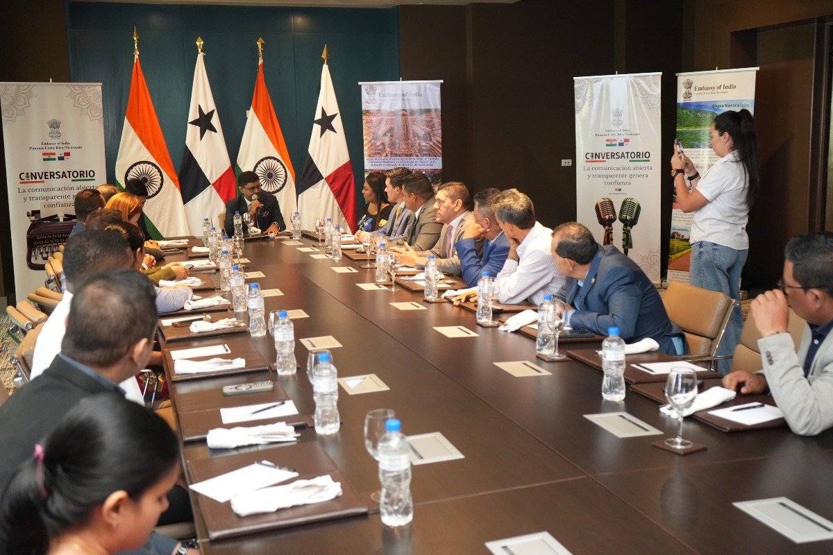 S.E. Dr. Sumit Seth, embajador de la República de India en Panamá junto a los alcaldes que participaron del encuentro.