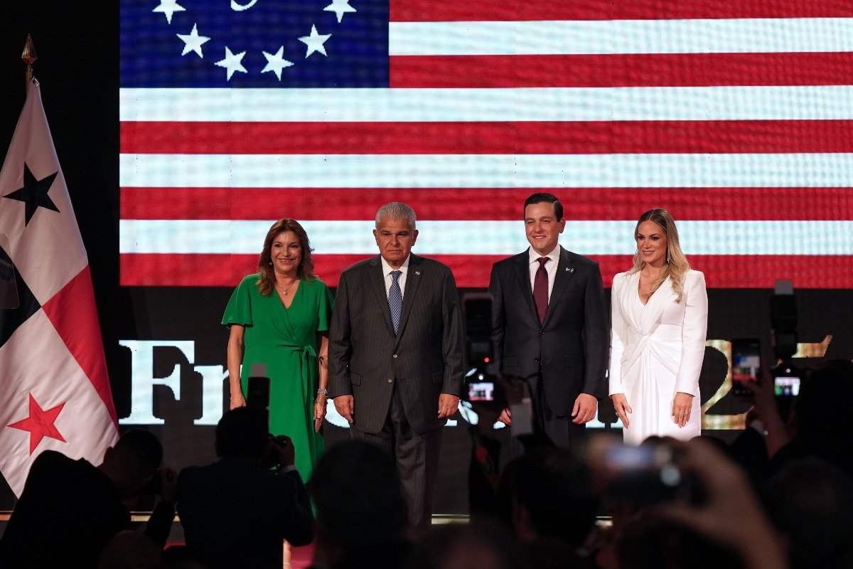 H.S. Maricel Cohen de Mulino, esposa del presidente de la República de Panamá, S.E. José Raúl Mulino, presidente de la República de Panamá, S.E. Kevin Marino Cabrera, embajador de Estados Unidos en Panamá y H.S. Andrea Altamirano-Duque de Cabrera, esposa del embajador de Estados Unidos en Panamá.