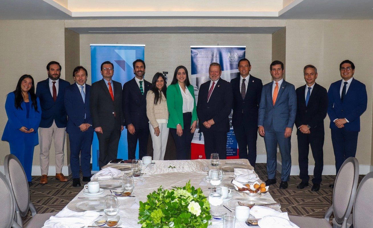 Representantes del Gobierno del Reino Unido, CAF-Banco de desarrollo de América Latina y el Caribe, comunidad de becarios Chevening, S.E. Greg Houston, embajador del Reino Unido en Panamá y S.E. Carlos Hoyos, vicecanciller de la República de Panamá.
